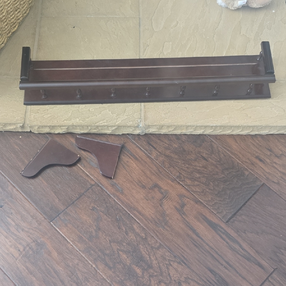 Bombay Mahagony wall shelf with hooks